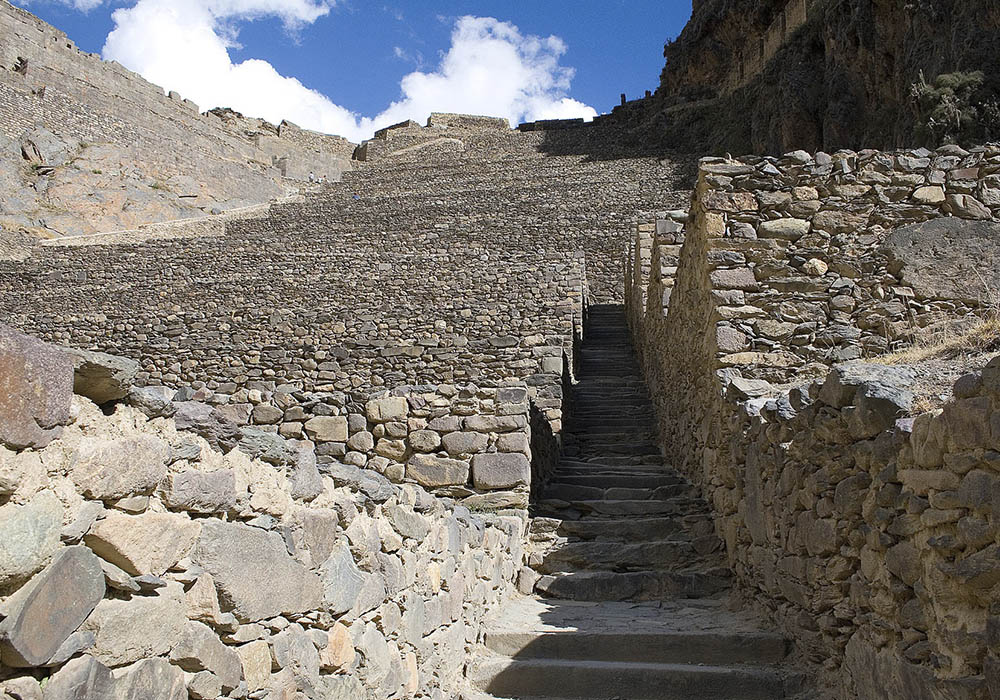 CELEBRA EN URUBAMBA - OLLANTAYTAMBO FORTRESS - URUBAMBA - CUSCO - PERU - PERUVIAN SHADES